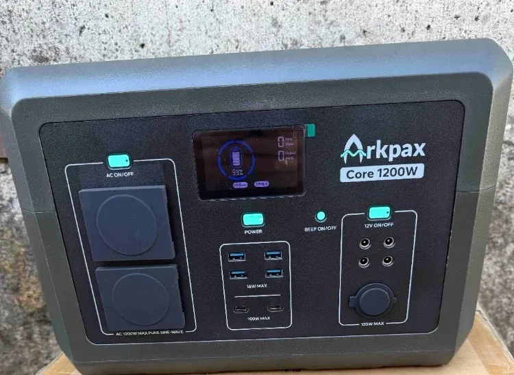 Arkpax Core 1200W спереду: дисплей, дві розетки 230 В, USB-A, USB-C, гнізда 12 В і бірюзові кнопки вимикачів