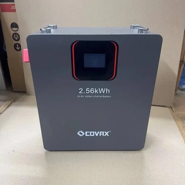 Акумулятор Covax LCV19-24100 спереду: графітовий корпус, кольоровий екран у червоній рамці, дві ручки зверху, напис 2.56kWh