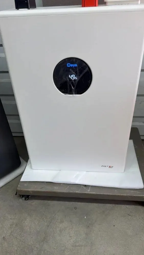 Акумулятор Deye WD-G24200: білий корпус, круглий дисплей із логотипом Deye показує заряд 49 %