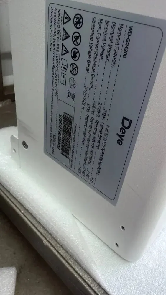 Заводська табличка Deye WD-G24200: номінальна ємність 200 Ah, напруга 25,6 Vdc, енергія 5,12 kWh, струм 100 A, робоча напруга 22,4–29,2 Vdc, IP21