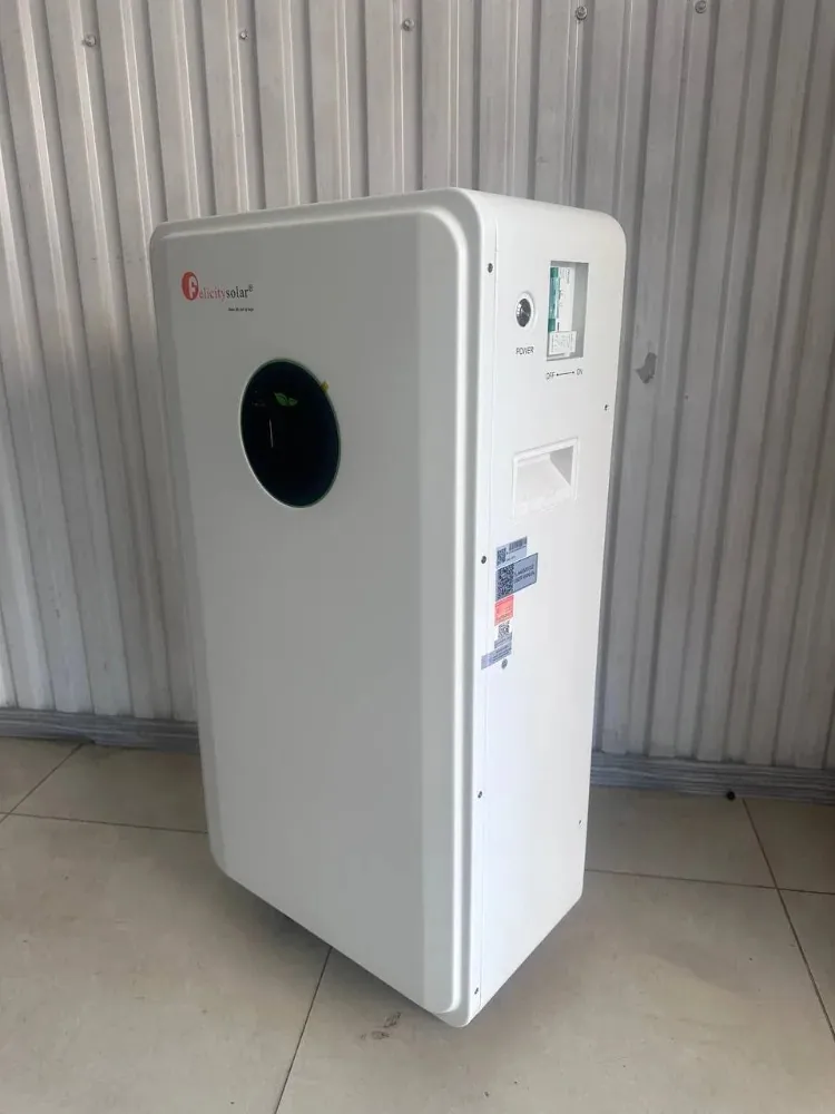 Felicity FLA48300TG2 у три чверті: ручка на бічній панелі, круглий дисплей спереду