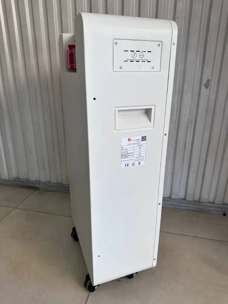Felicity FLA48300TG2 збоку: ручка на бічній панелі, колісні опори внизу, рожева клема зверху