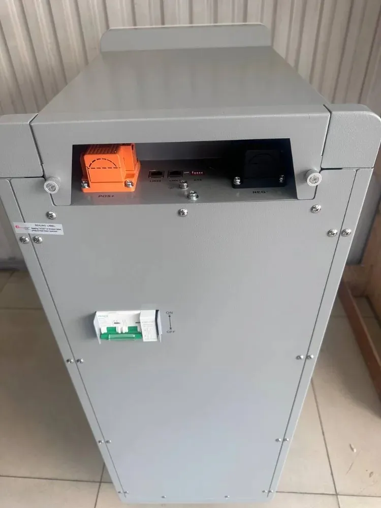 Felicity LPBF48300-II ззаду: зверху помаранчева клема POS+, порти зв’язку і чорна клема NEG−, нижче автоматичний вимикач ON / OFF