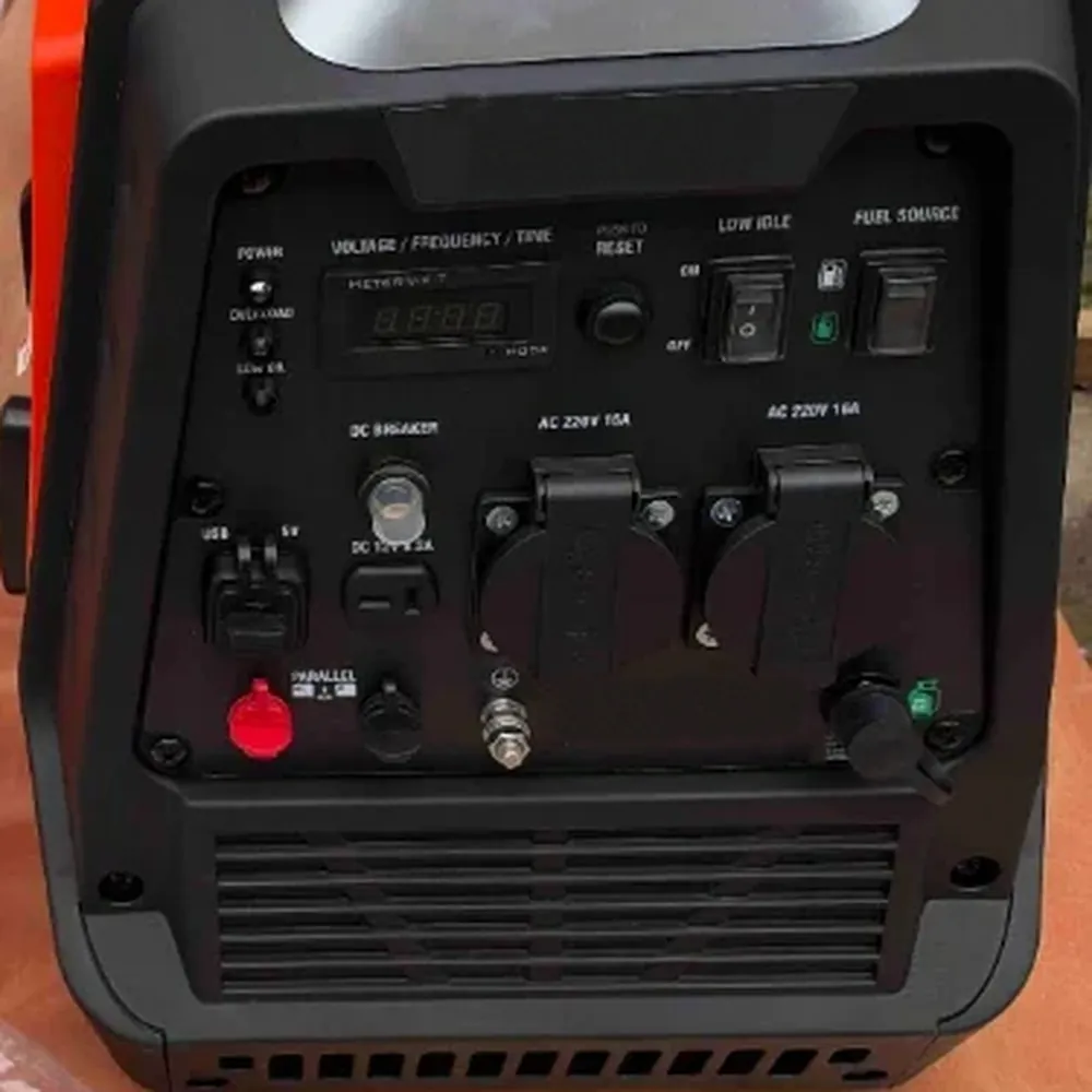 Передня панель: індикатори, дисплей, кнопка RESET, перемикачі LOW IDLE і FUEL SOURCE, USB, вихід 12 В з автоматом, дві розетки 220 В, клеми PARALLEL і заземлення