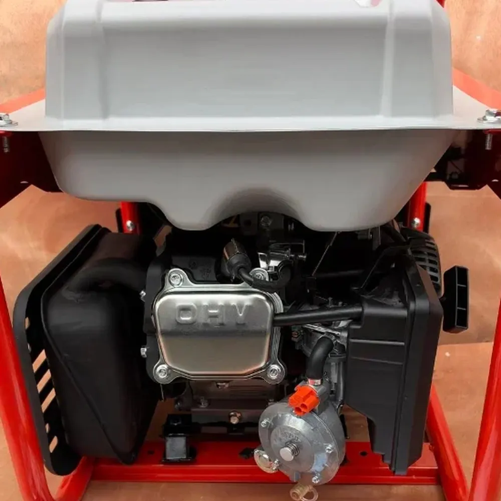 Двигун із кришкою OHV, газовий редуктор, над ними бак