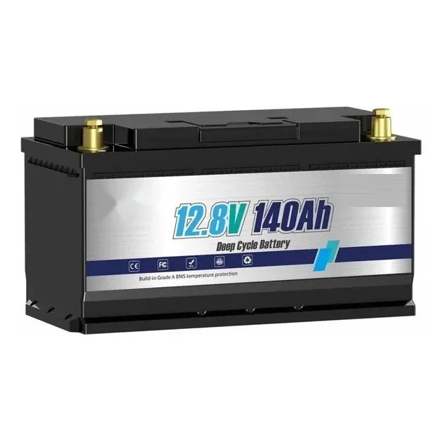 Акумулятор LiFePO4 12,8 В 140 А·год: чорний корпус, дві латунні клеми зверху, срібляста етикетка із синьою смугою
