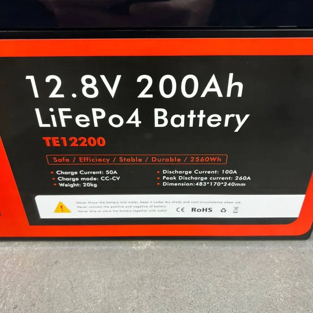 Етикетка TE12200: 12.8V 200Ah, заряд 50A, розряд 100A, пік 260A, 20 кг, 483×170×240 мм