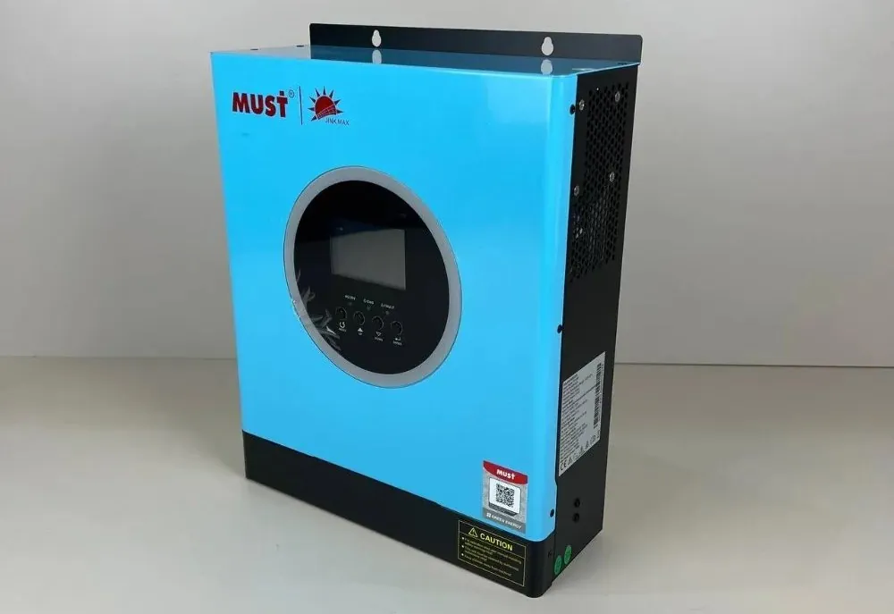 Гібридний інвертор Must PV18-3024 ECO: блакитний корпус з логотипом Must, круглий дисплей із кнопками, кронштейн для стіни