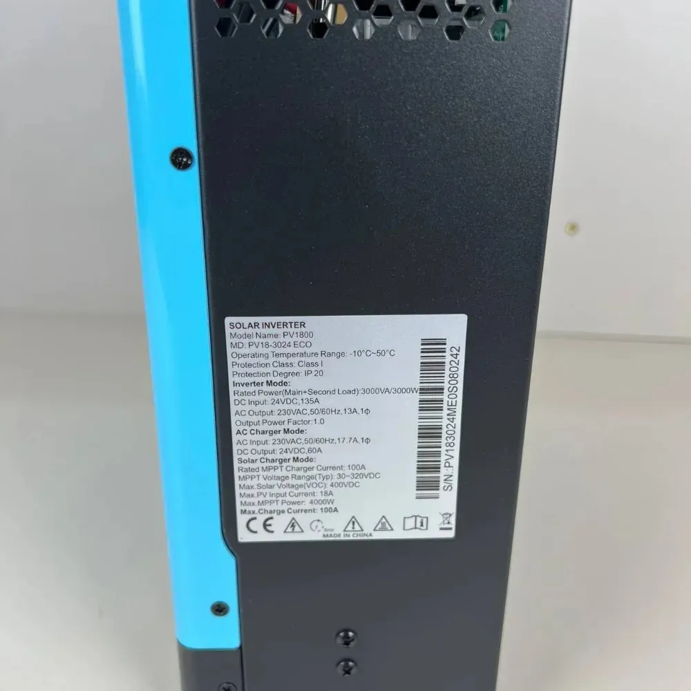 Заводська табличка на боці корпусу: MD PV18-3024 ECO, 3000VA/3000W, 24VDC, MPPT 30–320VDC, Max Charge Current 100A